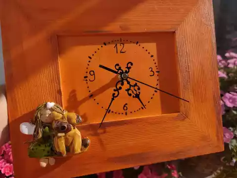 Zegar drewniany z ceramicznym aniołkiem