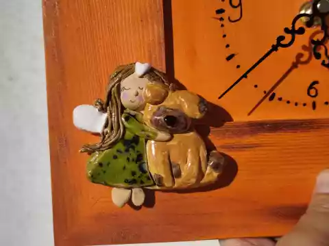 Zegar drewniany z ceramicznym aniołkiem