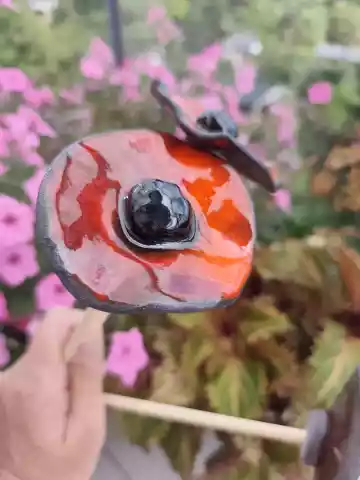 Kwiaty ceramiczne na drewnianym kijku
