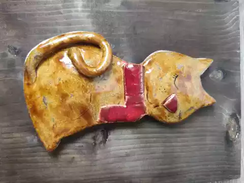 kot ceramiczny na postarzanej desce
