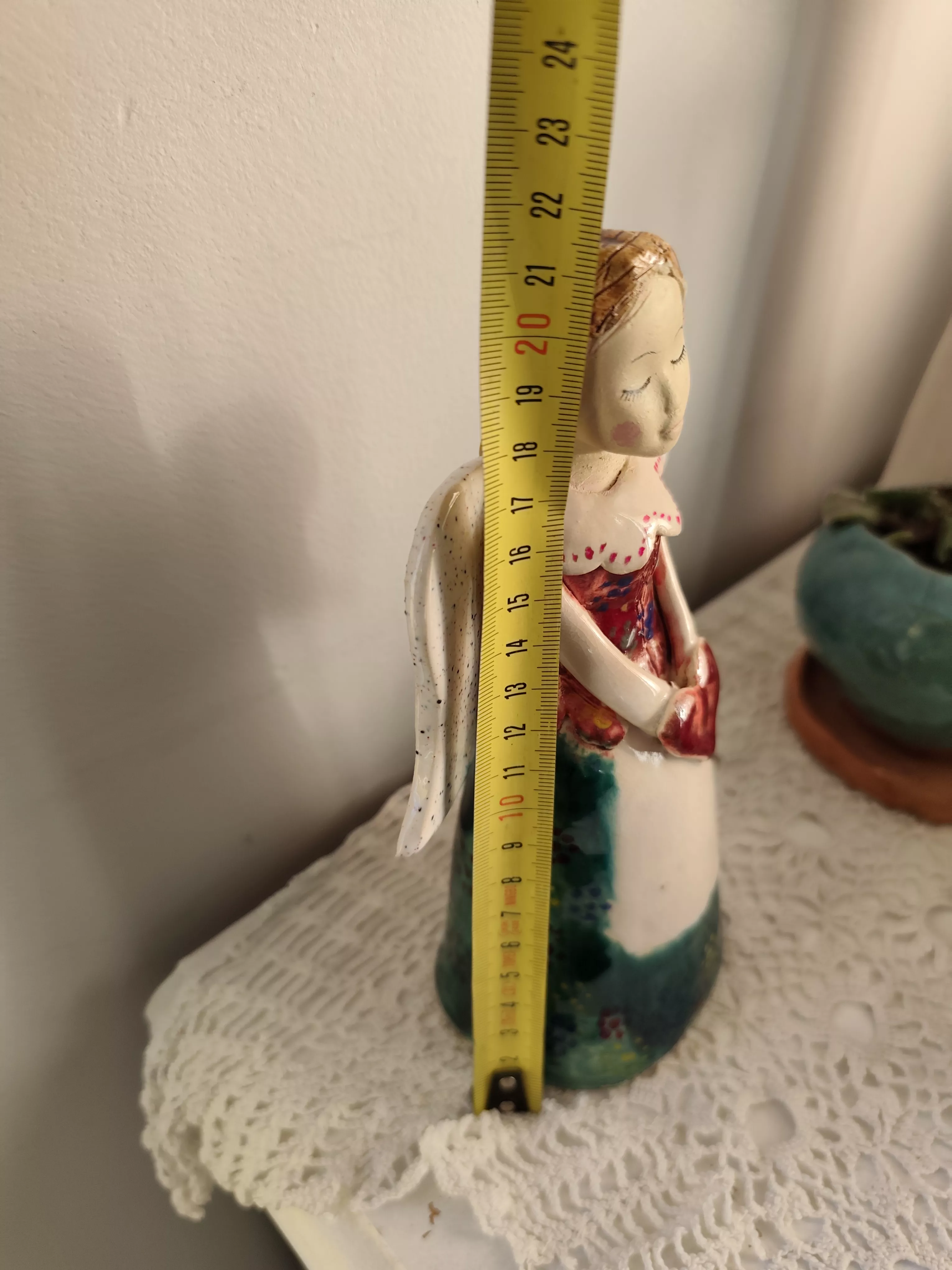 anioł ceramiczny w ludowym stroju