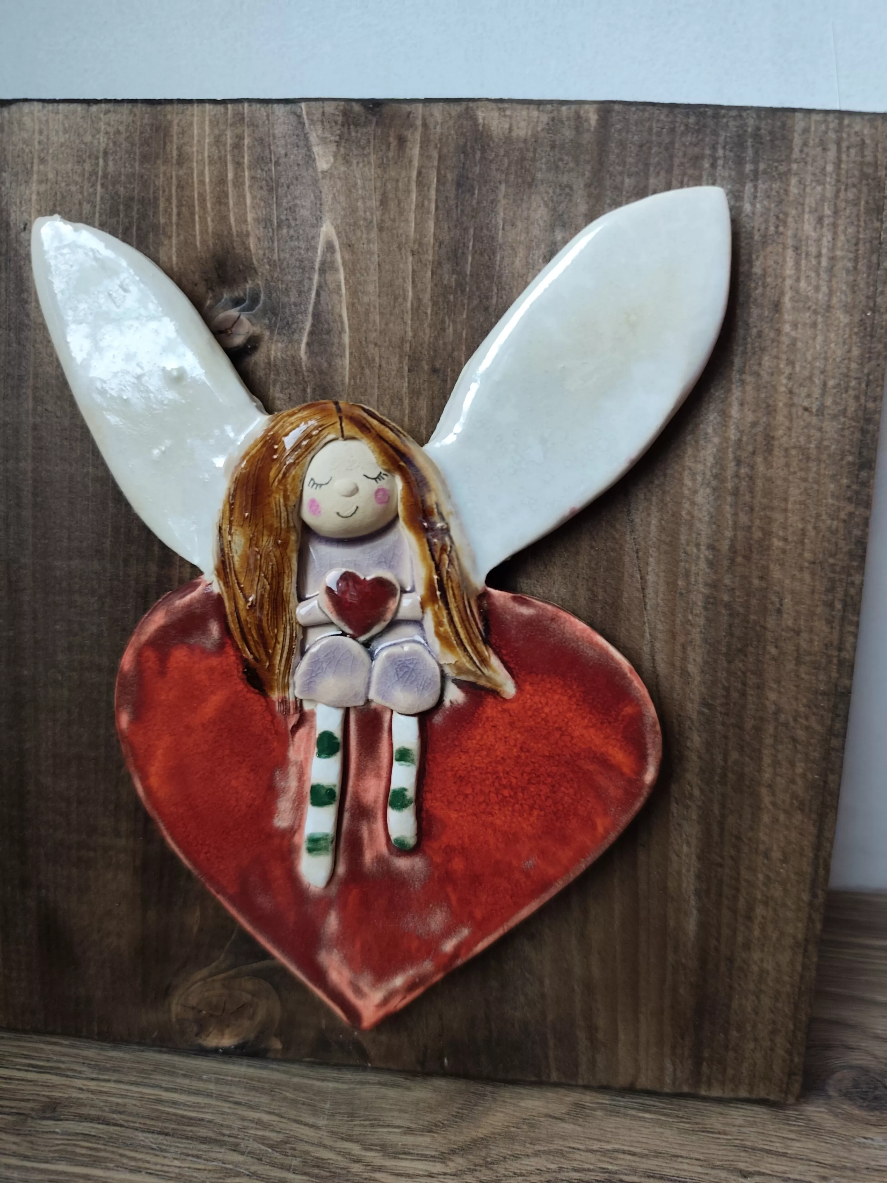 aniołek ceramiczny na desce