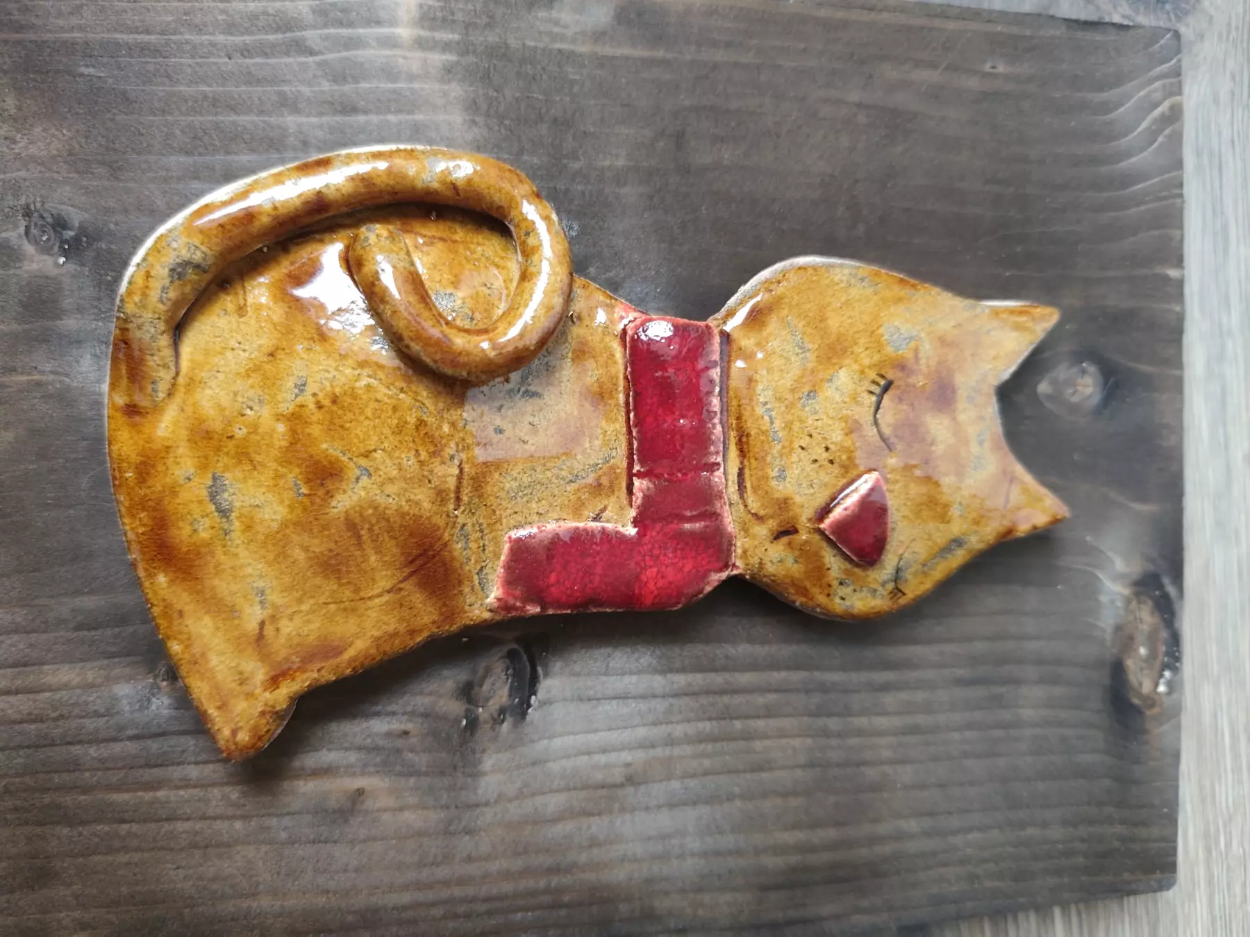 kot ceramiczny na postarzanej desce