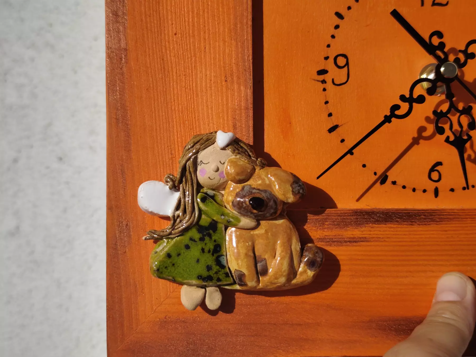 Zegar drewniany z ceramicznym aniołkiem